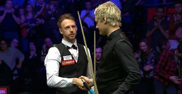 于坐在电视 于坐在电视